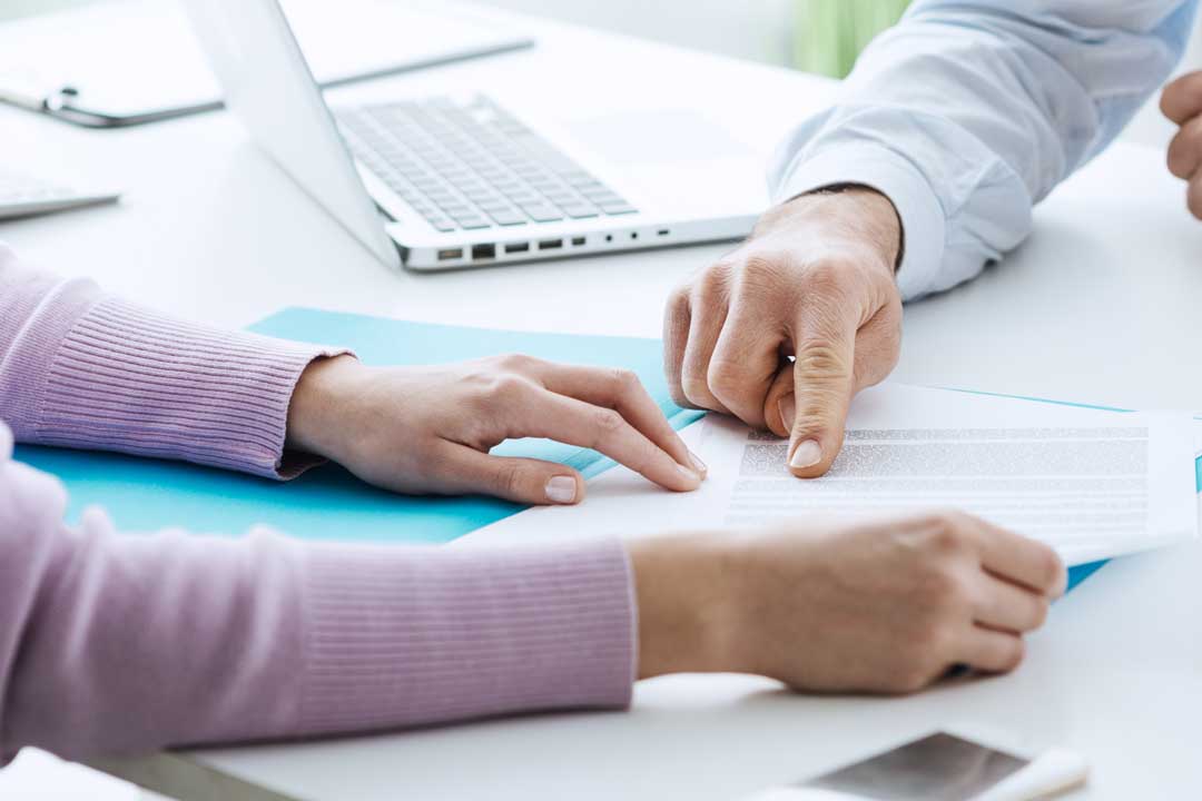 agent-showing-papers-to-customer